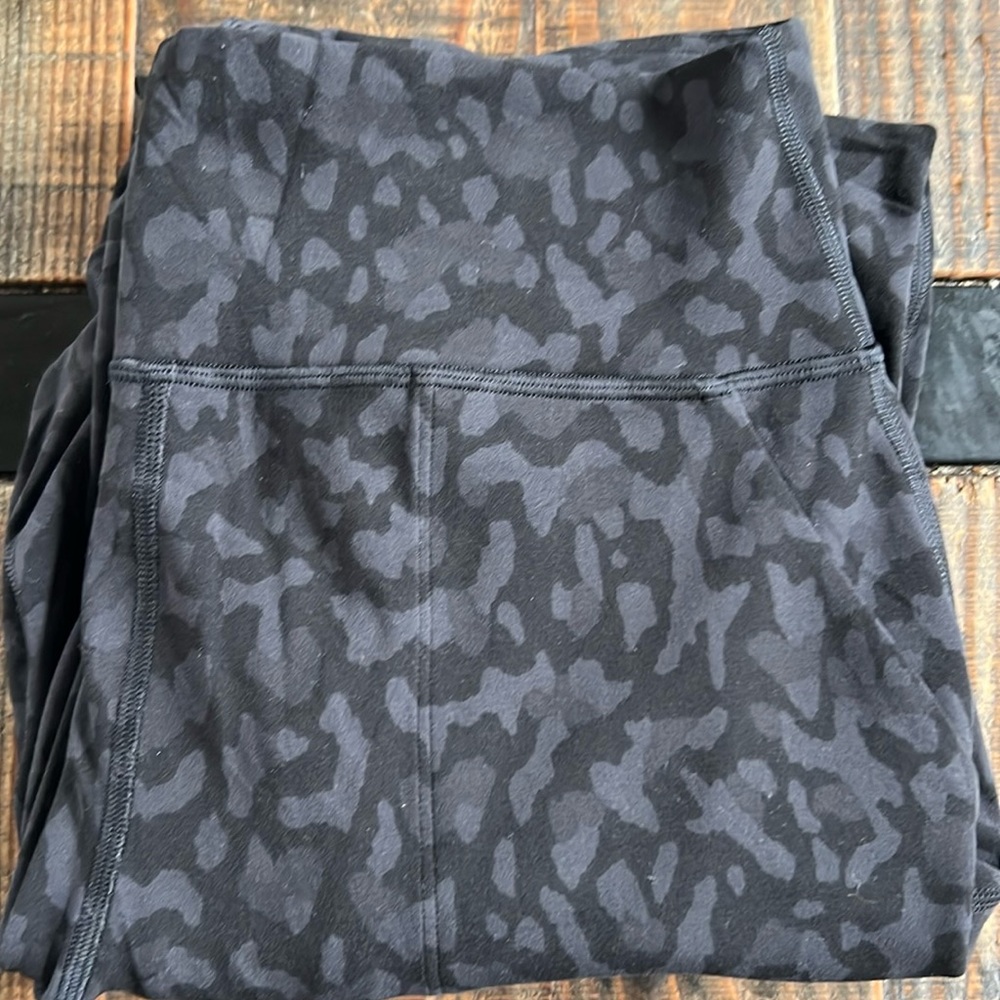 Lululemon camo cropped joggers